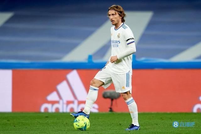 内马尔迎33岁生日！开直升机霸气空降训练场 砸钱买基地附近豪宅